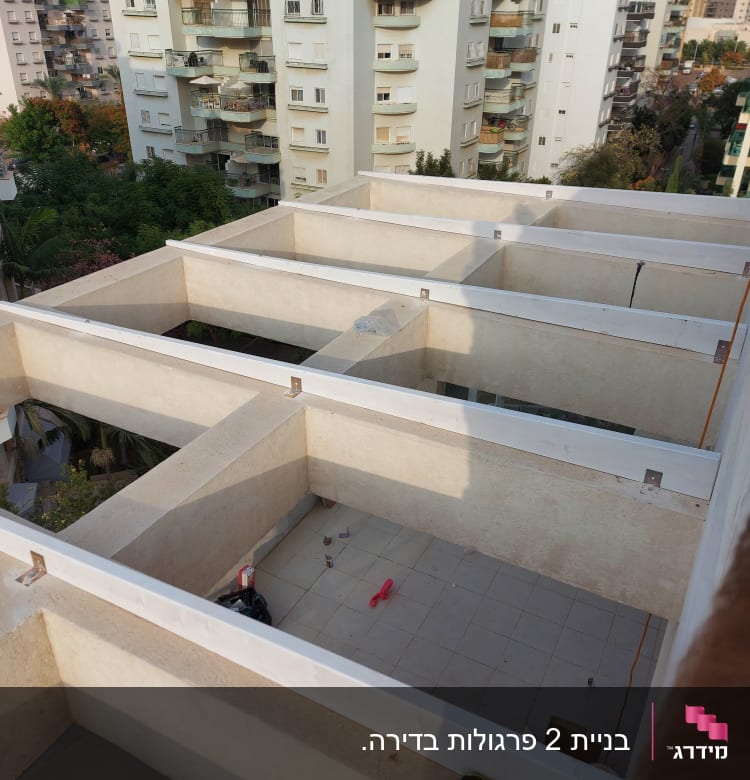 מבנה עץ עם כלים על הרצפה